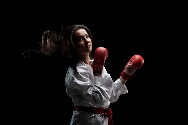 Karate Ragazza Posa Kimono Guanti Rossi Contro Sfondo Nero — Foto Stock