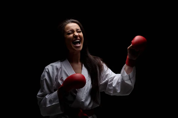 Karate Meisje Glimlachen Kimono Rode Handschoenen Tegen Zwarte Achtergrond — Stockfoto