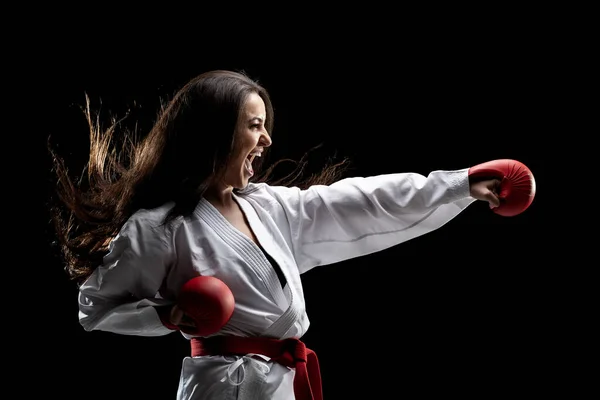 Chica Ejercitando Golpe Karate Gritando Contra Fondo Negro — Foto de Stock