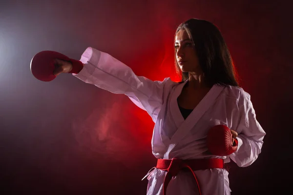 Menina Exercício Karatê Soco Contra Vermelho Nevoeiro Fundo — Fotografia de Stock