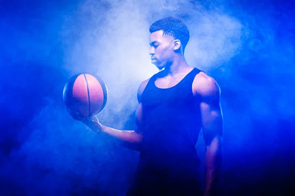 Jogador Basquete Segurando Uma Bola Contra Fundo Nevoeiro Azul Africano — Fotografia de Stock