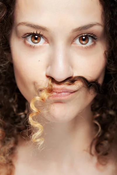 Uzun Kıvırcık Saçlı Stüdyo Portresi Olan Güzel Esmer Kız Burnun — Stok fotoğraf