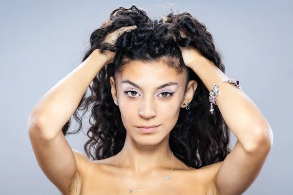 Menina Morena Bonita Com Cabelo Encaracolado Longo Retrato Estúdio — Fotografia de Stock