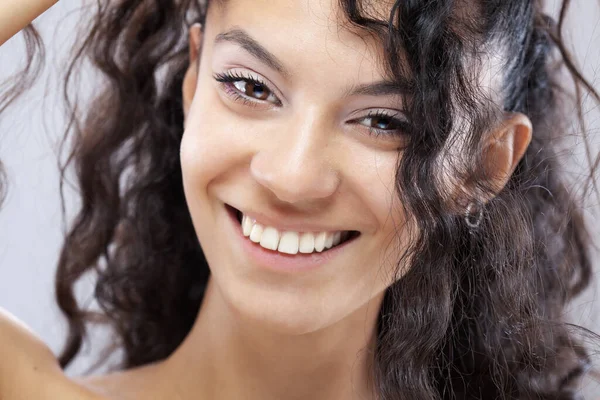 Mooi Brunette Meisje Met Lang Krullend Haar Studio Portret Lachende — Stockfoto