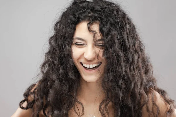 Hermosa Chica Morena Con Pelo Rizado Largo Retrato Estudio Expresión — Foto de Stock