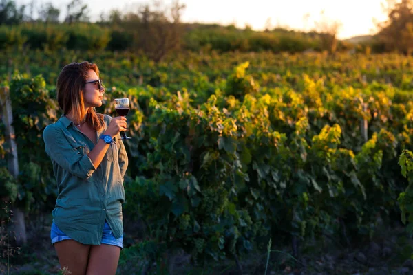 Красива Дівчина Тримає Келих Вина Природі Поблизу Виноградника — стокове фото
