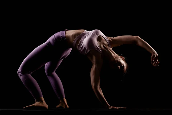 Chica Forma Practicando Yoga Estudio Medio Silueta Lado Iluminado Modelo — Foto de Stock
