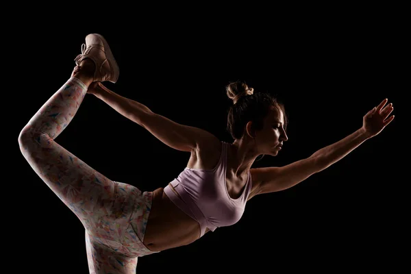 Chica Forma Practicando Yoga Estudio Medio Silueta Lado Iluminado Modelo —  Fotos de Stock