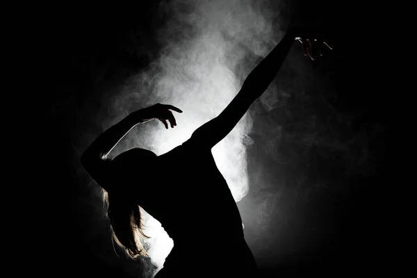 Silhouette Danseuse Ballet Moderne Posant Sur Fond Sombre Avec Fumée — Photo