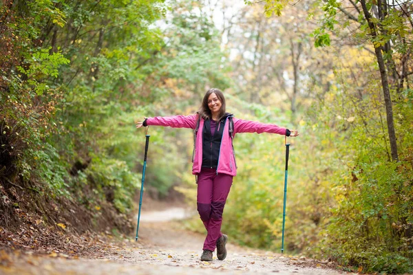 Randonneuse Debout Sur Large Sentier Dans Les Montagnes Sac Dos — Photo