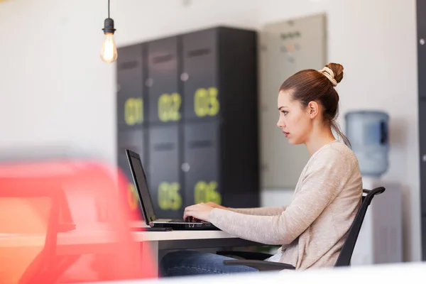 Hermosa Chica Trabajando Ordenador Portátil Espacio Coworking Moderno Empresaria Exitosa — Foto de Stock