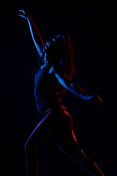 Silueta Una Chica Bailando Zumba Lado Iluminado Con Luces Azules — Foto de Stock