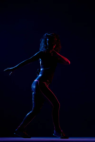 Silueta Una Chica Bailando Zumba Lado Iluminado Con Luces Azules — Foto de Stock