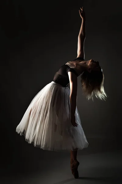 Bailarina Con Vestido Blanco Top Negro Posando Sobre Fondo Gris —  Fotos de Stock