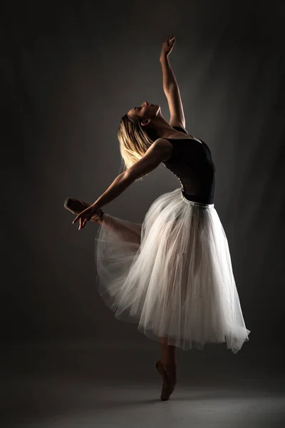 Bailarina Com Vestido Branco Top Preto Posando Fundo Cinza — Fotografia de Stock