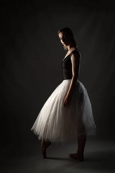 Bailarina Com Vestido Branco Top Preto Posando Fundo Cinza — Fotografia de Stock