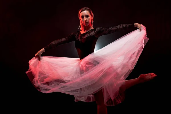 Ballerina Met Een Witte Jurk Zwarte Top Poseren Rode Rook — Stockfoto