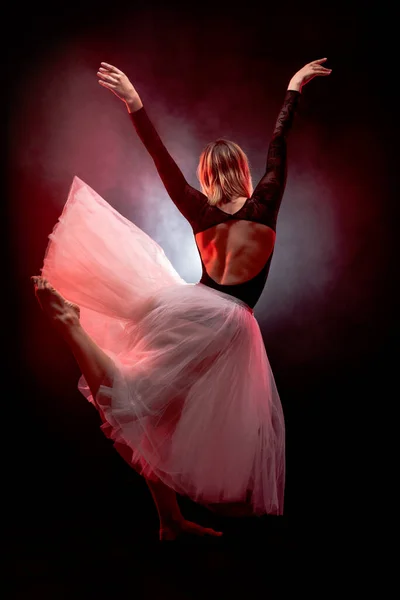 Bailarina Com Vestido Branco Top Preto Posando Fundo Fumaça Vermelha — Fotografia de Stock