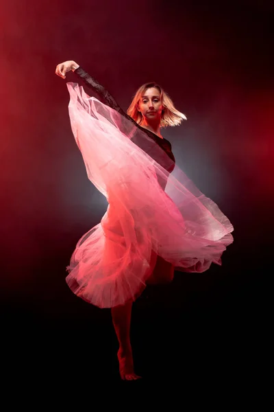 Балерина Білою Сукнею Чорним Зверху Позує Фоні Червоного Диму — стокове фото