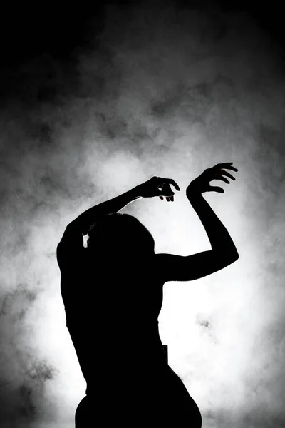 Sylwetka Nowoczesny Tancerz Baletowy Pozowanie Ciemnym Tle Dymem — Zdjęcie stockowe