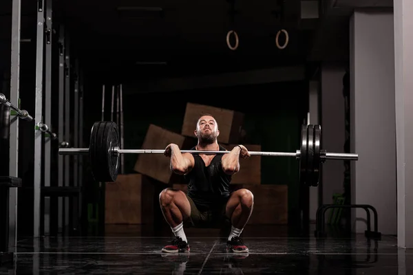 非常に重い鐘を持ち上げる筋肉運動選手 — ストック写真
