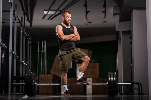 Atleta Preparando Para Levantamento Peso Homem Muscular Posando Estúdio Fitness — Fotografia de Stock