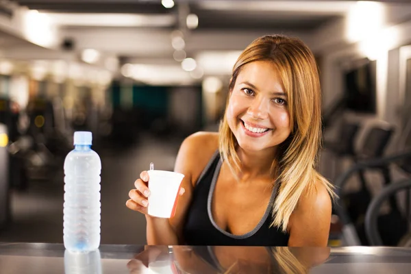 Mutlu Kız Elinde Bir Şişe Kahve Fincanıyla Odak Fitness Kulübünde — Stok fotoğraf