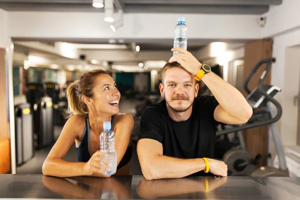 Pareja Feliz Jugando Con Botellas Agua Mientras Descansa Gimnasio — Foto de Stock