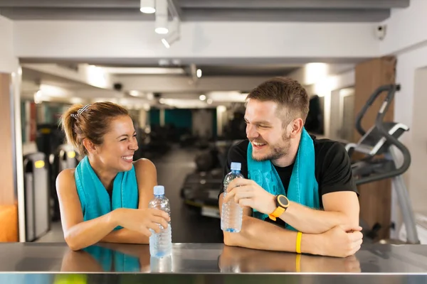 Pareja Feliz Con Toallas Sonriendo Sosteniendo Botellas Agua Mientras Descansa — Foto de Stock