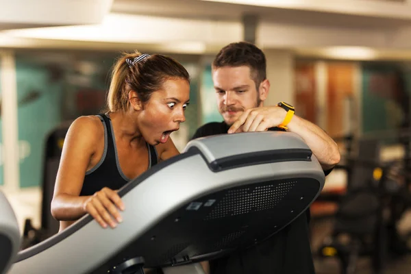 Chockad Flicka Går Ett Löpband Med Sin Personliga Fitness Instruktör — Stockfoto