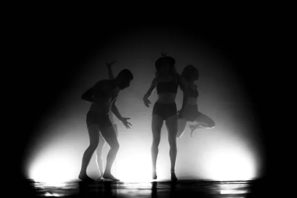 Современные Артисты Балета Прыгают Танцуют Размытие Движения Дым Воздухе — стоковое фото