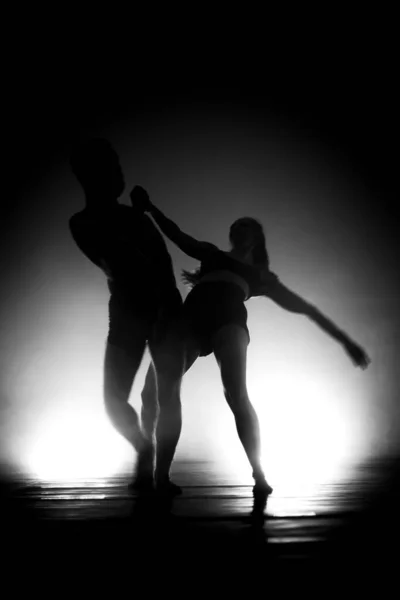 Bailarines Ballet Modernos Actuando Desenfoque Movimiento Humo Aire — Foto de Stock