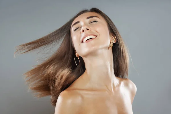 Havada Saçı Olan Güzel Esmer Kız Stüdyo Resmi Mutlu Gülen — Stok fotoğraf