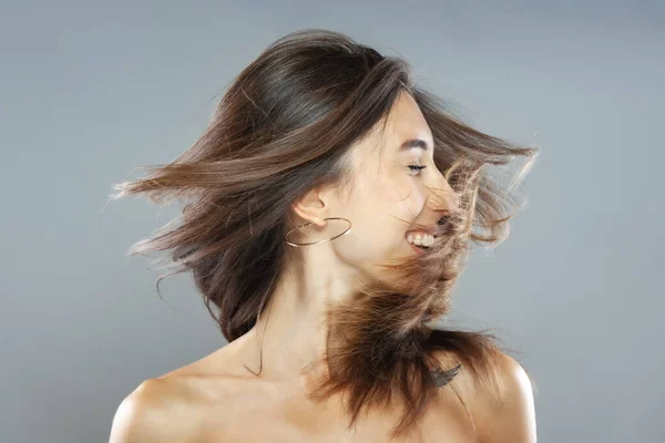 Hermosa Chica Morena Con Pelo Aire Retrato Estudio Expresión Sonriente —  Fotos de Stock