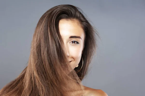 Hermosa Chica Morena Con Pelo Aire Retrato Estudio Expresión Sonriente —  Fotos de Stock