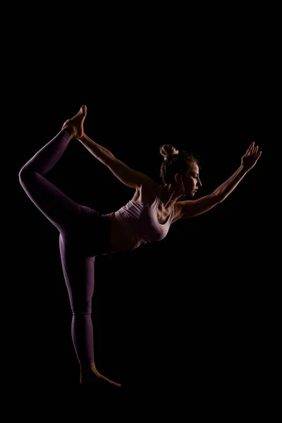 Chica Forma Practicando Yoga Estudio Medio Silueta Lado Iluminado Modelo —  Fotos de Stock