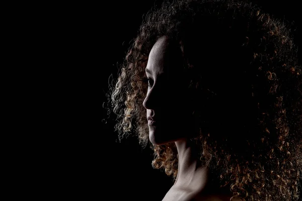 Lado Iluminado Menina Morena Com Cabelos Longos Encaracolados Silhueta Estúdio — Fotografia de Stock