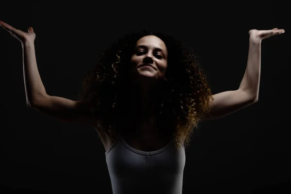 Hermosa Chica Con Pelo Rizado Largo Retrato Estudio Oscuro —  Fotos de Stock