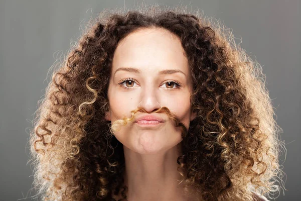Krásná Brunetka Dlouhými Kudrnatými Vlasy Imitace Knírů Pramenem Vlasů Movember — Stock fotografie