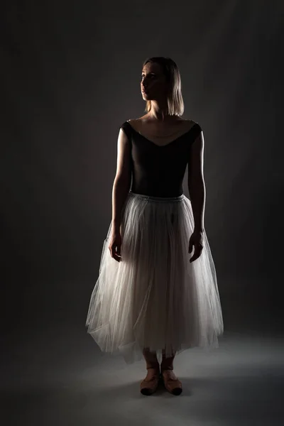 Bailarina Con Vestido Blanco Top Negro Posando Sobre Fondo Gris — Foto de Stock