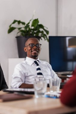 İş adamları yaratıcı bir toplantı yapıyor. Başarılı bir Afrikalı Amerikalı iş adamı toplantıda..