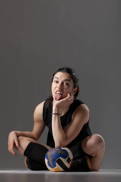 Handbalspeler Zit Grond Meisje Poseren Met Bal Het Maken Van — Stockfoto