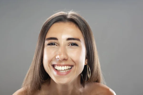 Beautiful Brunette Girl Studio Portrait Smiling Face Expression — Stock Photo, Image