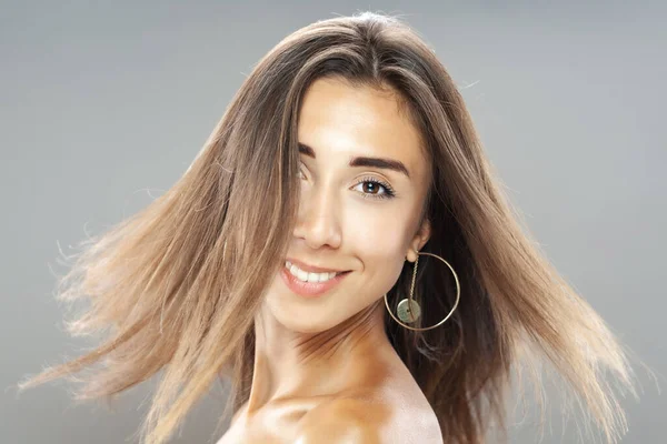 Hermosa Chica Morena Con Pelo Aire Retrato Estudio Expresión Sonriente — Foto de Stock