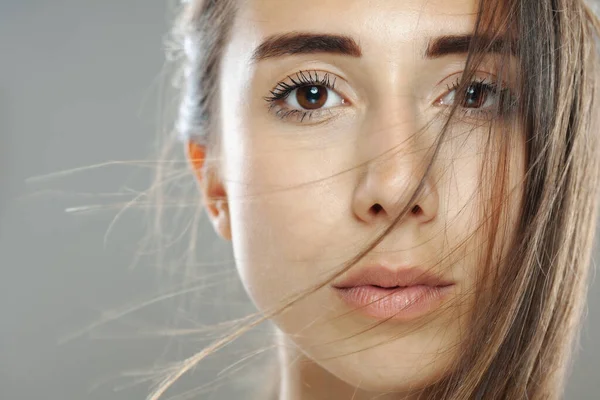 Schöne Brünette Mädchen Studio Porträt Ernster Gesichtsausdruck — Stockfoto