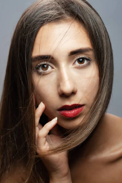 Hermosa Chica Morena Estudio Retrato Expresión Facial Grave — Foto de Stock