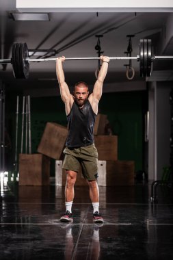 Çok ağır halter kaldıran kaslı bir sporcu.. 