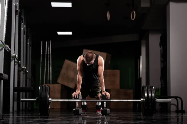 Atleta Muscular Con Pesas Calentamiento Frente Pesadas Pesas — Foto de Stock