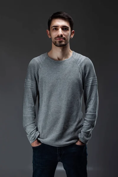 Retrato Joven Guapo Con Barba Usando Blusa — Foto de Stock