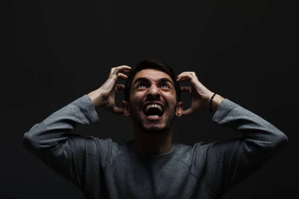 Portrét Křičícího Mladíka Vzhlíží Vzteku Dělá Rozzlobená Gesta Rukou — Stock fotografie